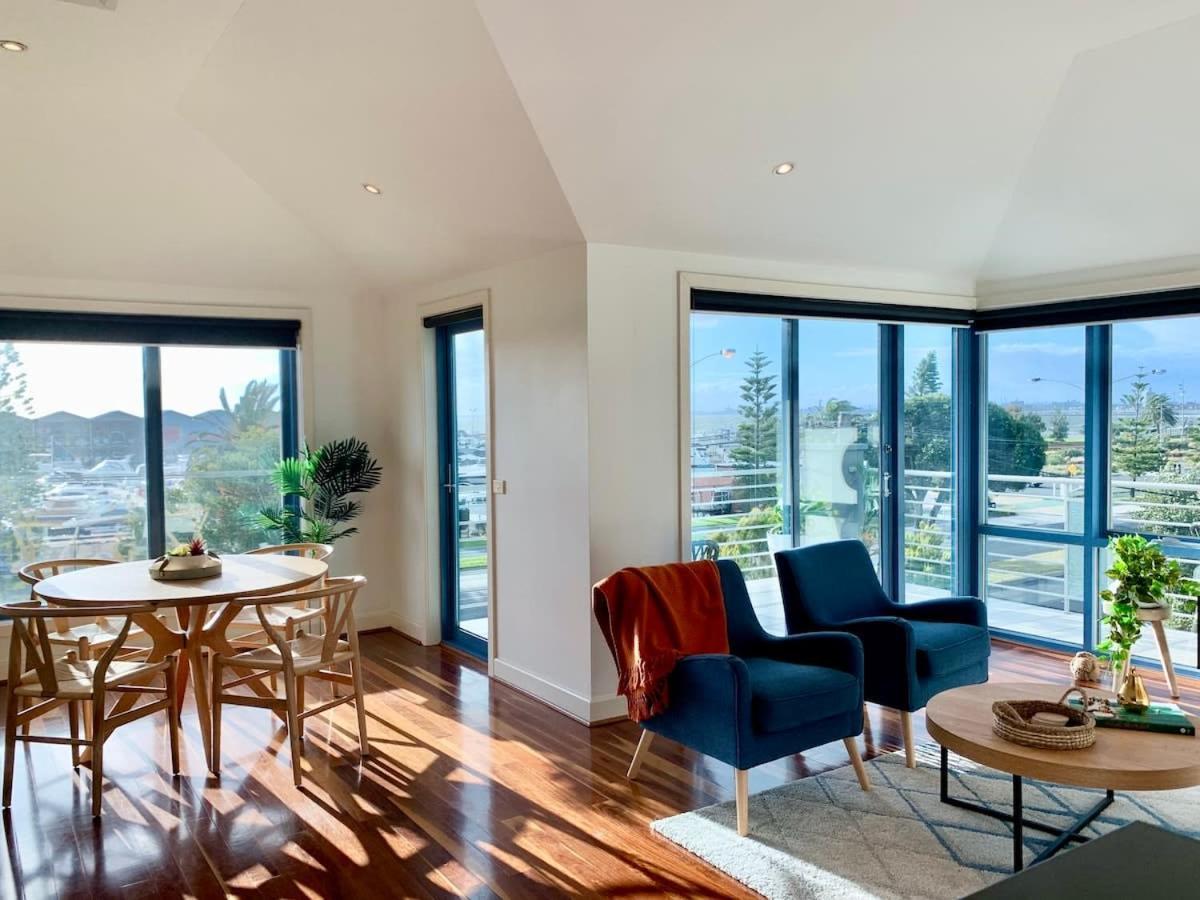 Amazing Beachfront & Views 2 Bed 2 Bathroom *