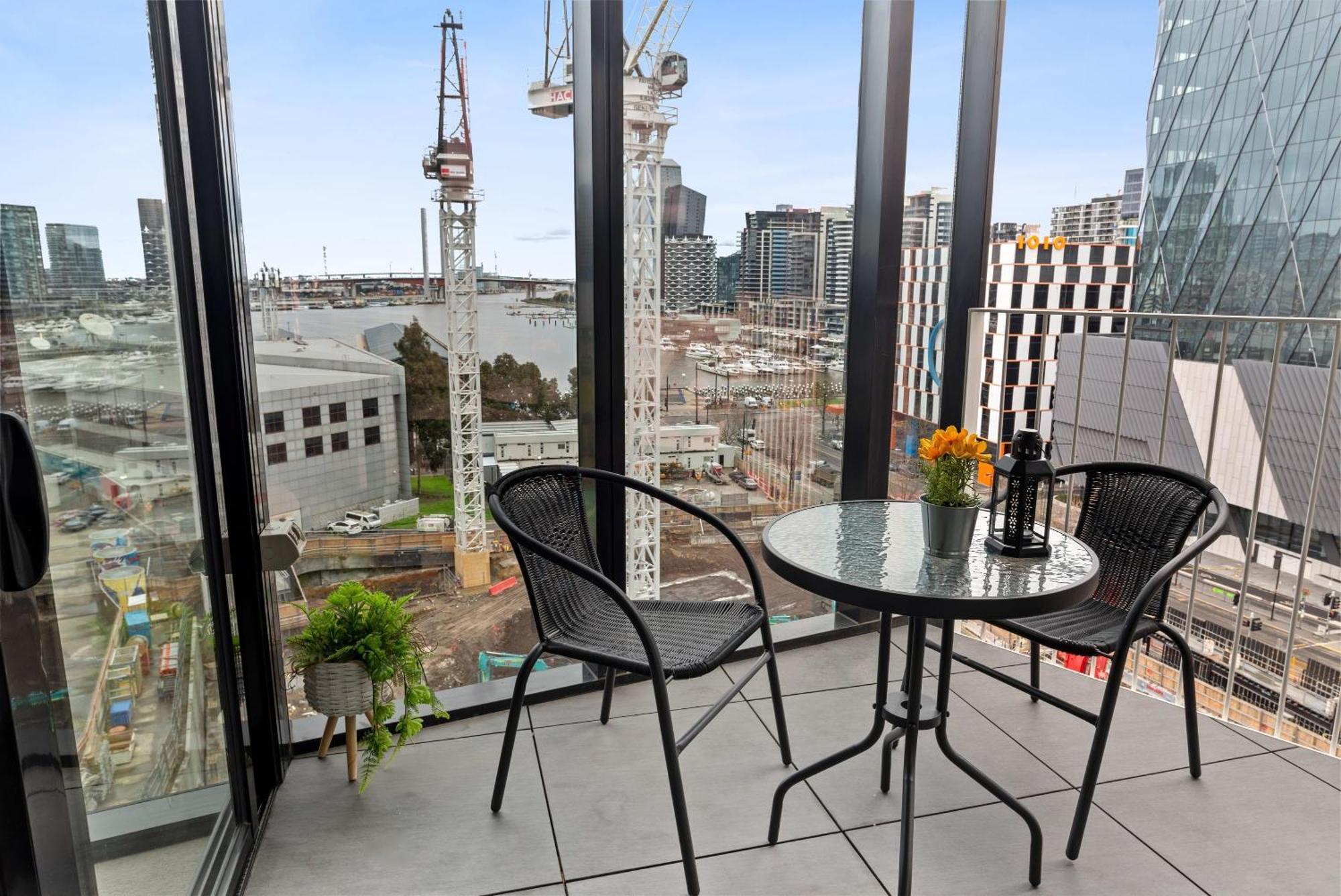 A Stylish 2br With Free Parking Apartment Melbourne
