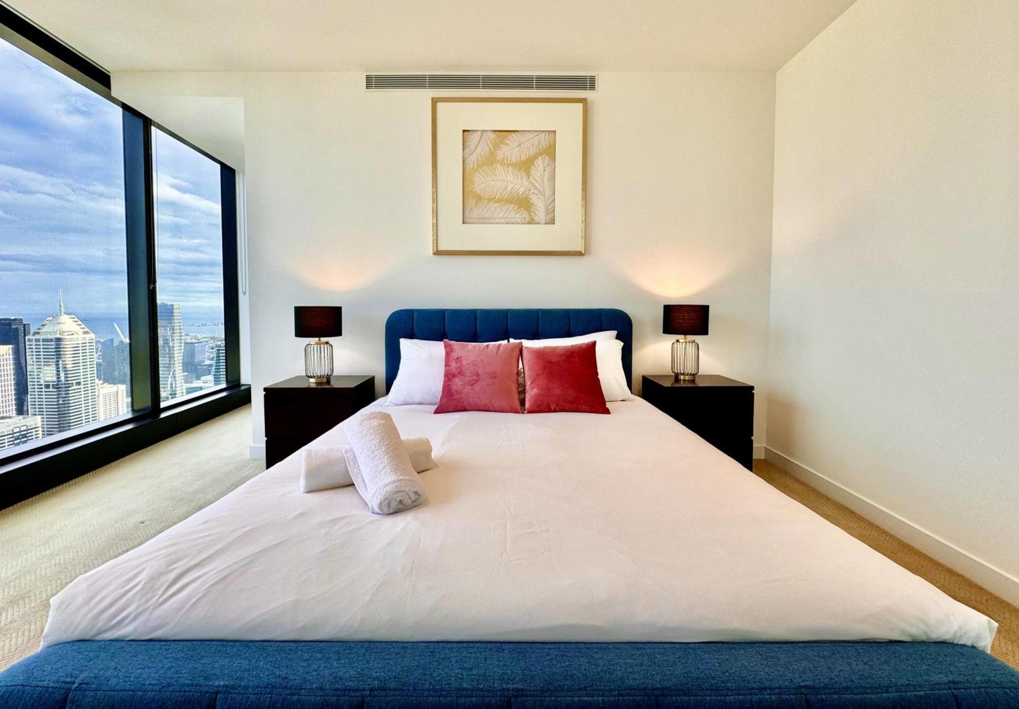 Sky High 3 Beds Apartment *