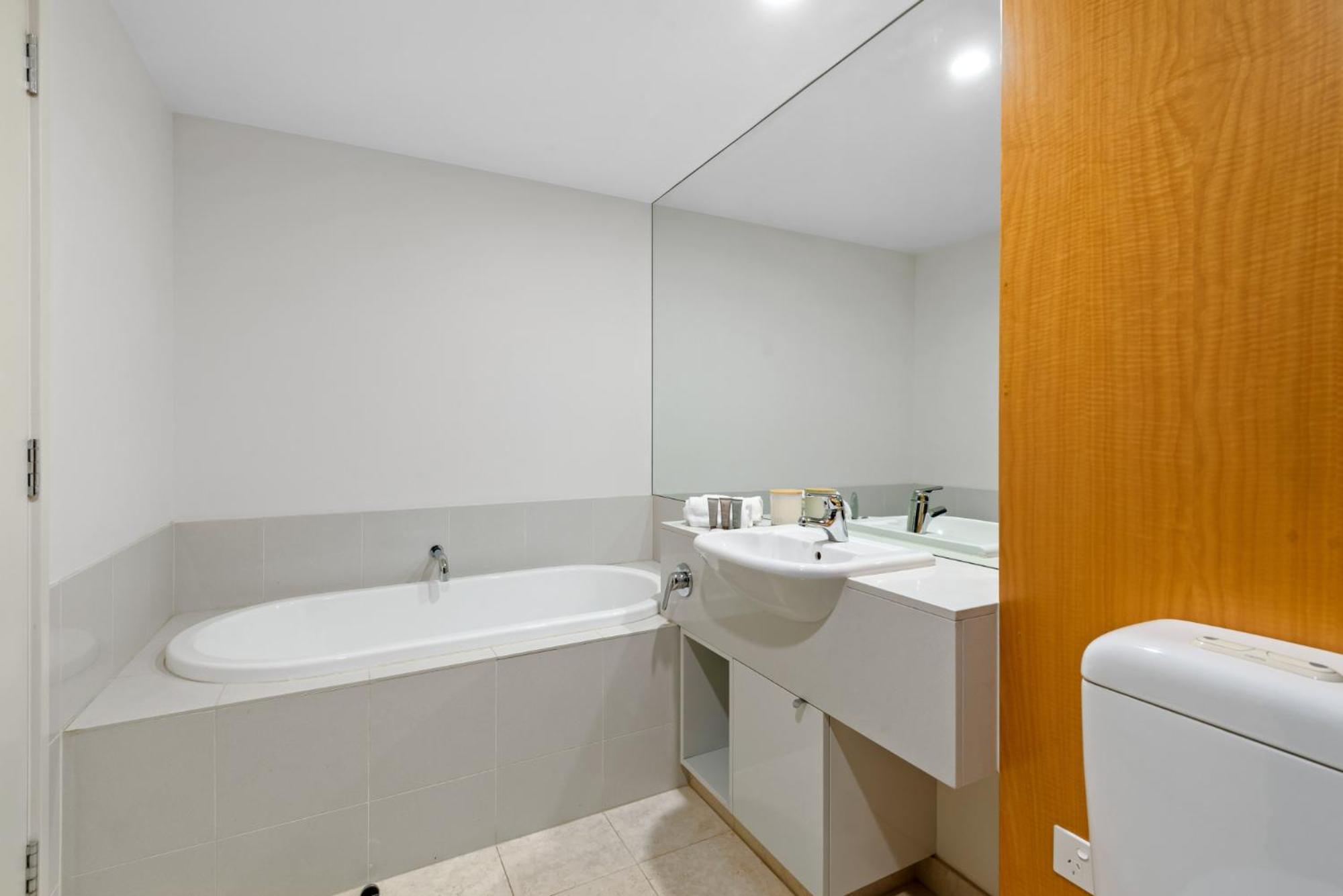 Apartment 2-bed, 500m From The With Pool, Gym & Sauna Melbourne