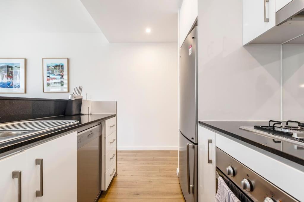 Bay Street Terrace - Spacious Indoor-outdoor Design