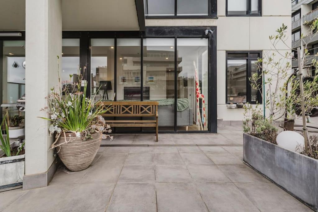 Bay Street Terrace - Spacious Indoor-outdoor Design