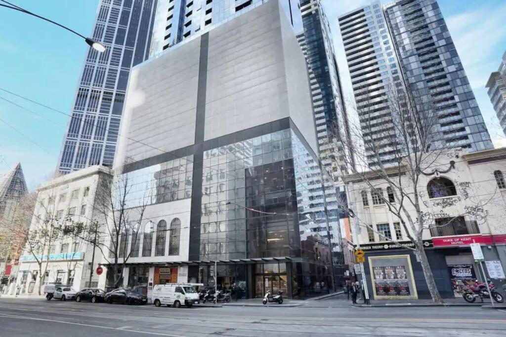 Elegant 1 Bed W/ Balcony & Views