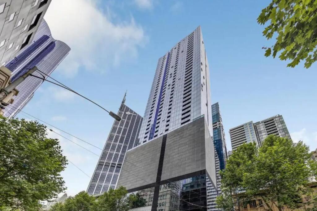 Elegant 1 Bed W/ Balcony & Views