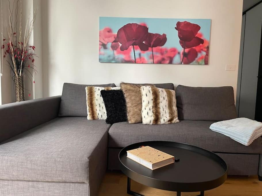 Modern 1bd ; Pool, Gym, Secure Underground Carpark