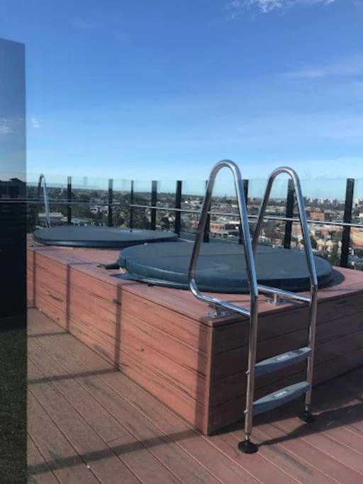 Modern 1bd ; Pool, Gym, Secure Underground Carpark Apartment Melbourne