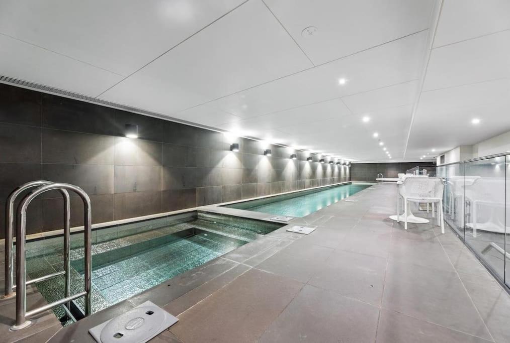 Modern 1bd ; Pool, Gym, Secure Underground Carpark *