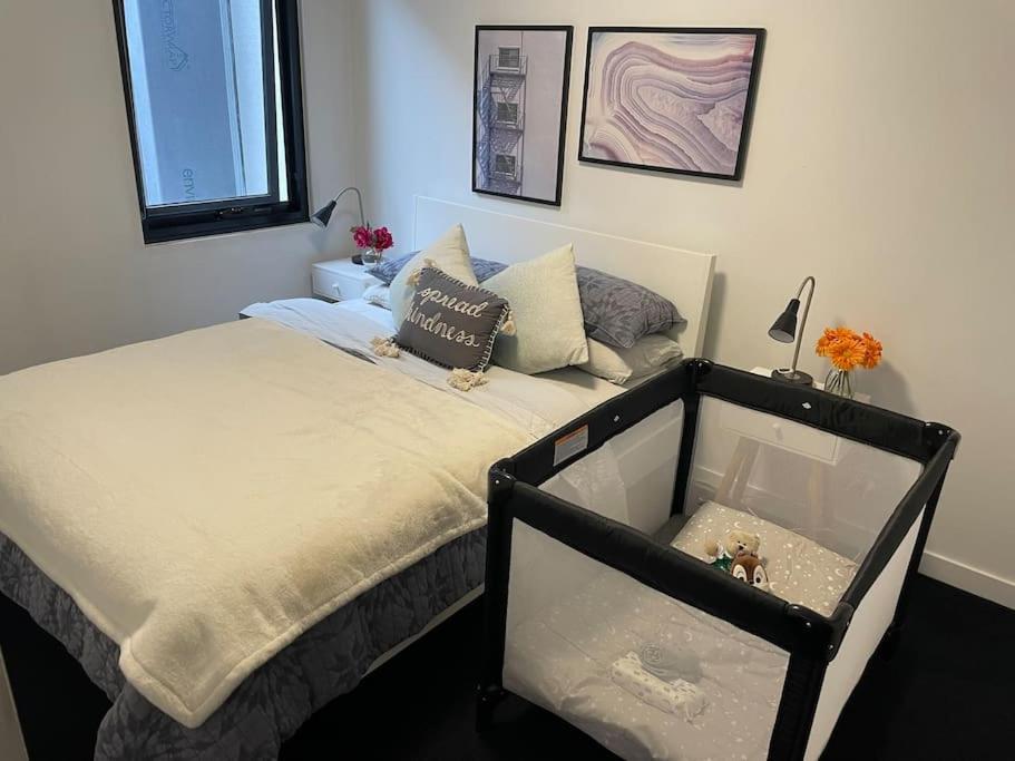 Modern 1bd ; Pool, Gym, Secure Underground Carpark Melbourne