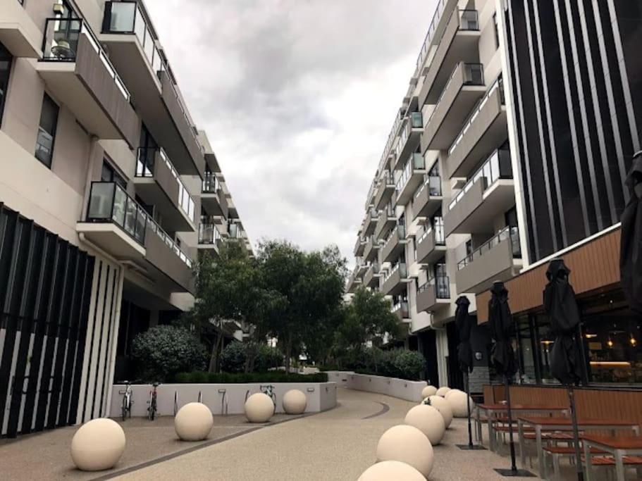 Modern 1bd ; Pool, Gym, Secure Underground Carpark