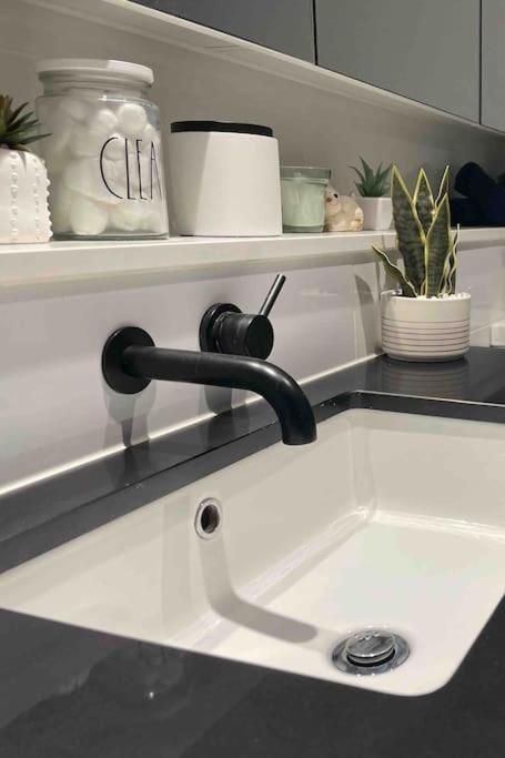 Apartment Modern 1bd ; Pool, Gym, Secure Underground Carpark