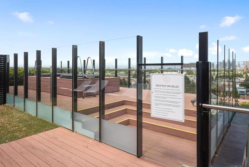 Modern 1bd ; Pool, Gym, Secure Underground Carpark Apartment Melbourne