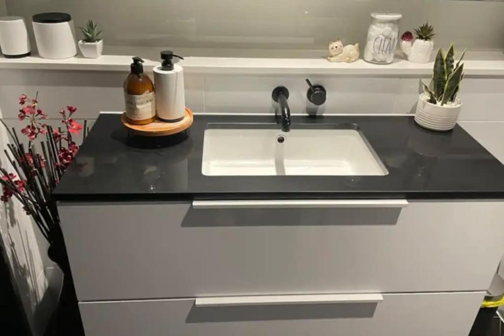 Apartment Modern 1bd ; Pool, Gym, Secure Underground Carpark Melbourne