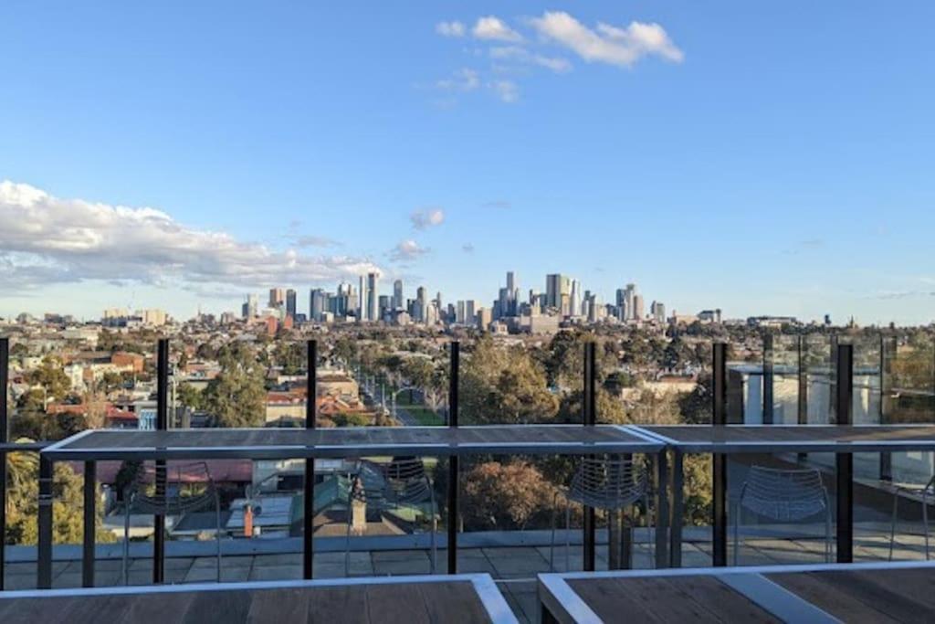 Modern 1bd ; Pool, Gym, Secure Underground Carpark Apartment *