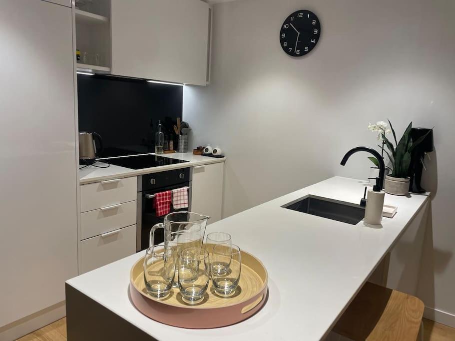 Modern 1bd ; Pool, Gym, Secure Underground Carpark Apartment *