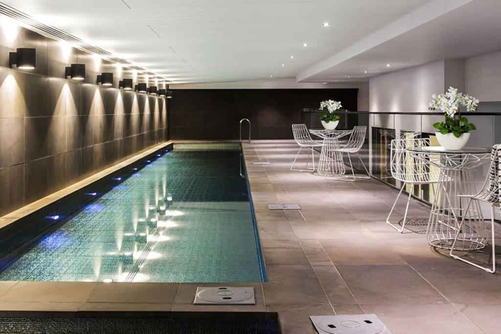 Modern 1bd ; Pool, Gym, Secure Underground Carpark Apartment Melbourne