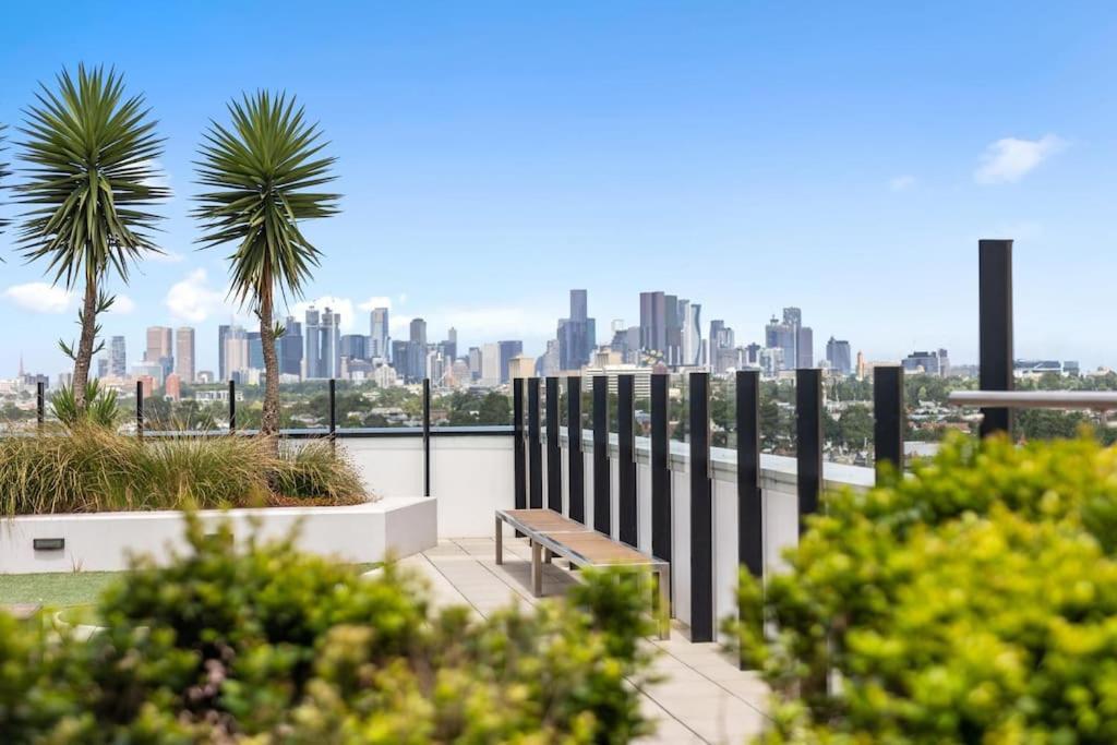 Modern 1bd ; Pool, Gym, Secure Underground Carpark Apartment Melbourne