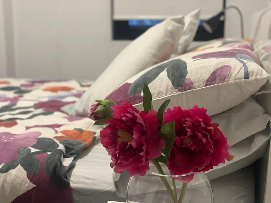 Modern 1bd ; Pool, Gym, Secure Underground Carpark Apartment Melbourne