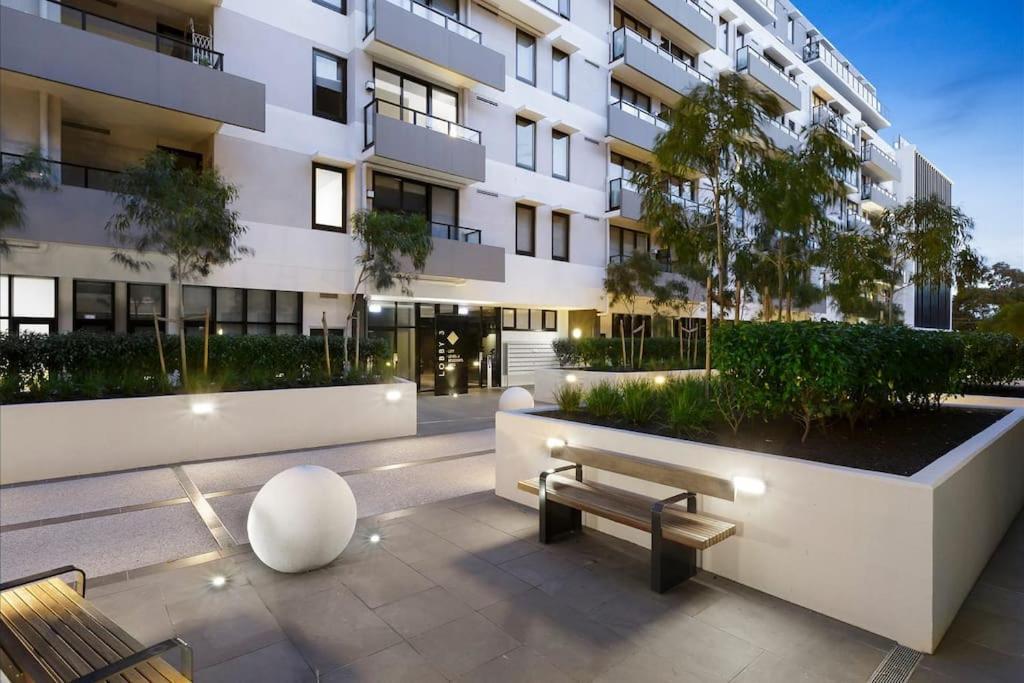 Modern 1bd ; Pool, Gym, Secure Underground Carpark Apartment *