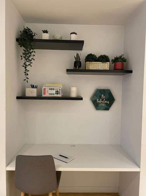 Apartment Modern 1bd ; Pool, Gym, Secure Underground Carpark *