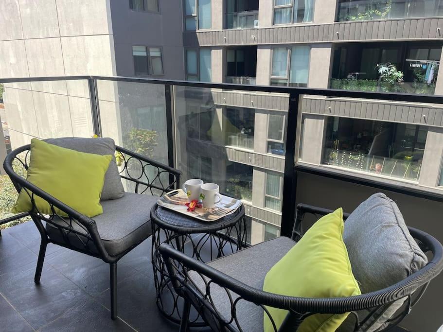 Modern 1bd ; Pool, Gym, Secure Underground Carpark Apartment