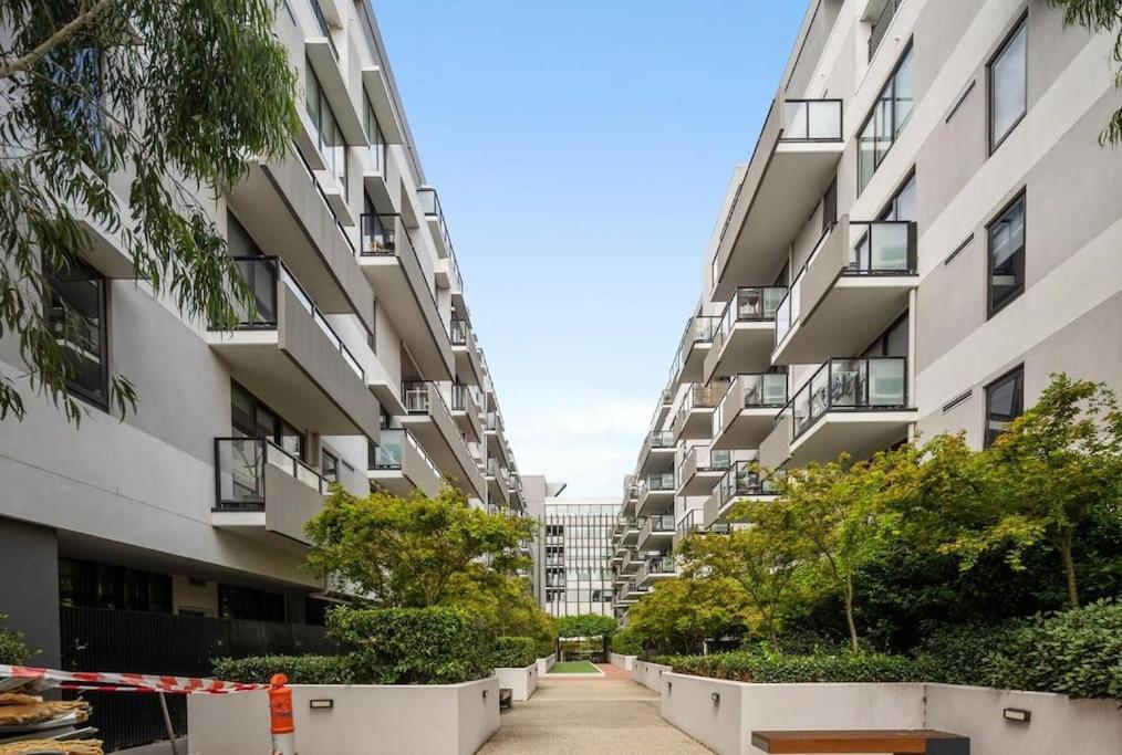 Modern 1bd ; Pool, Gym, Secure Underground Carpark *