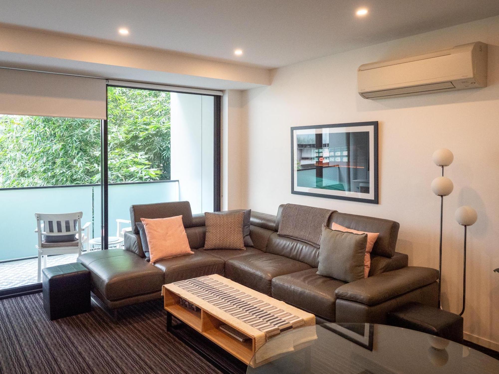 Apartment Modern Quiet 1 & 2 Bed Opposite Park