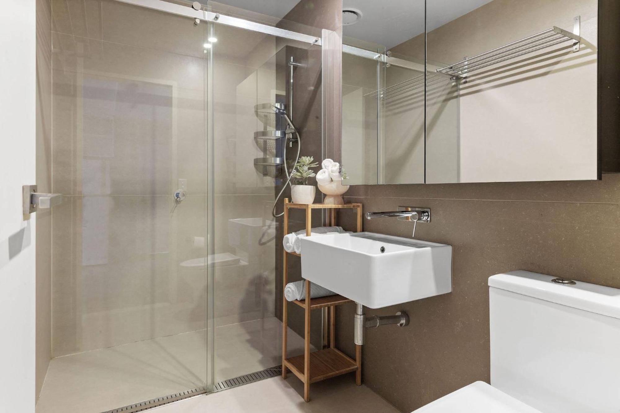 A Chic & Comfy 2br On Collins With Views Apartment