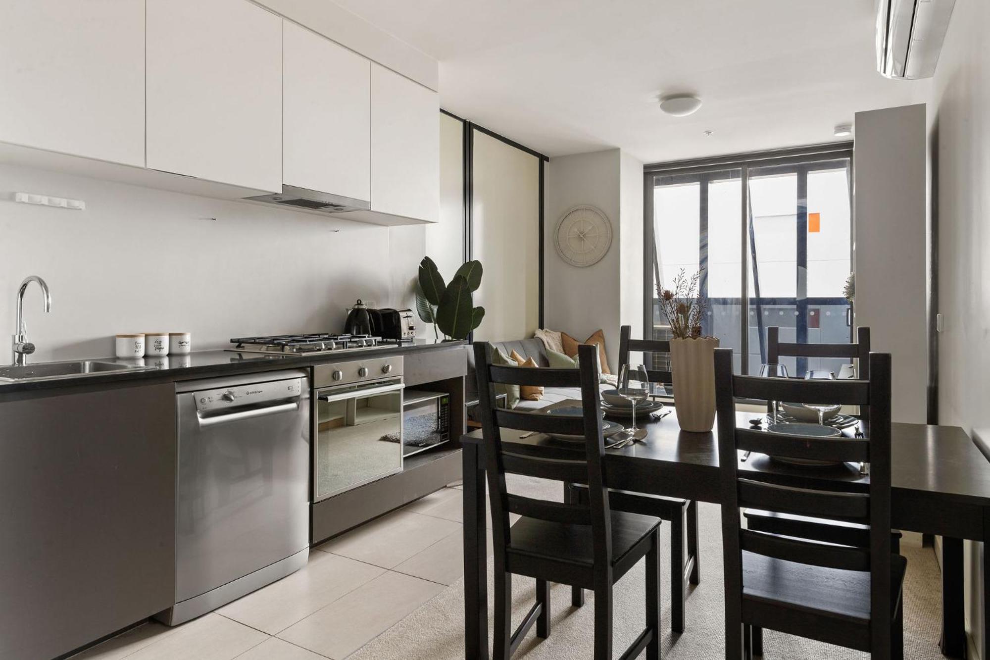 A Chic & Comfy 2br On Collins With Views *