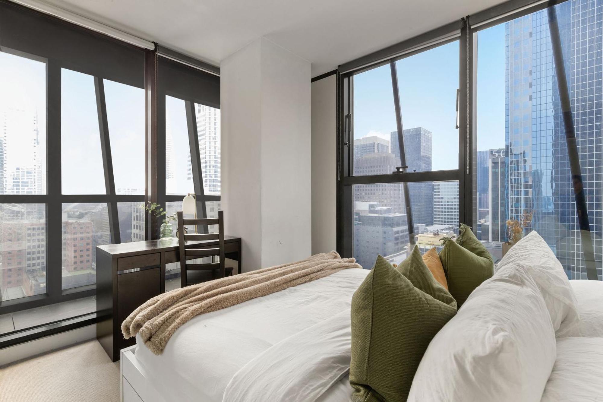 A Chic & Comfy 2br On Collins With Views
