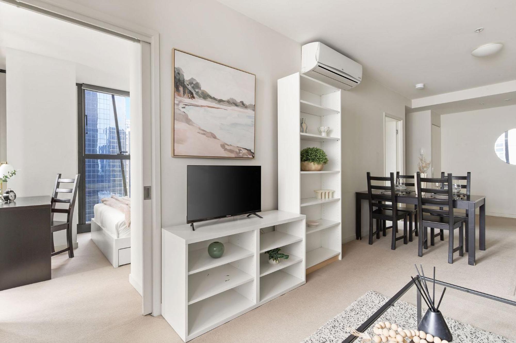 A Chic & Comfy 2br On Collins With Views Apartment *