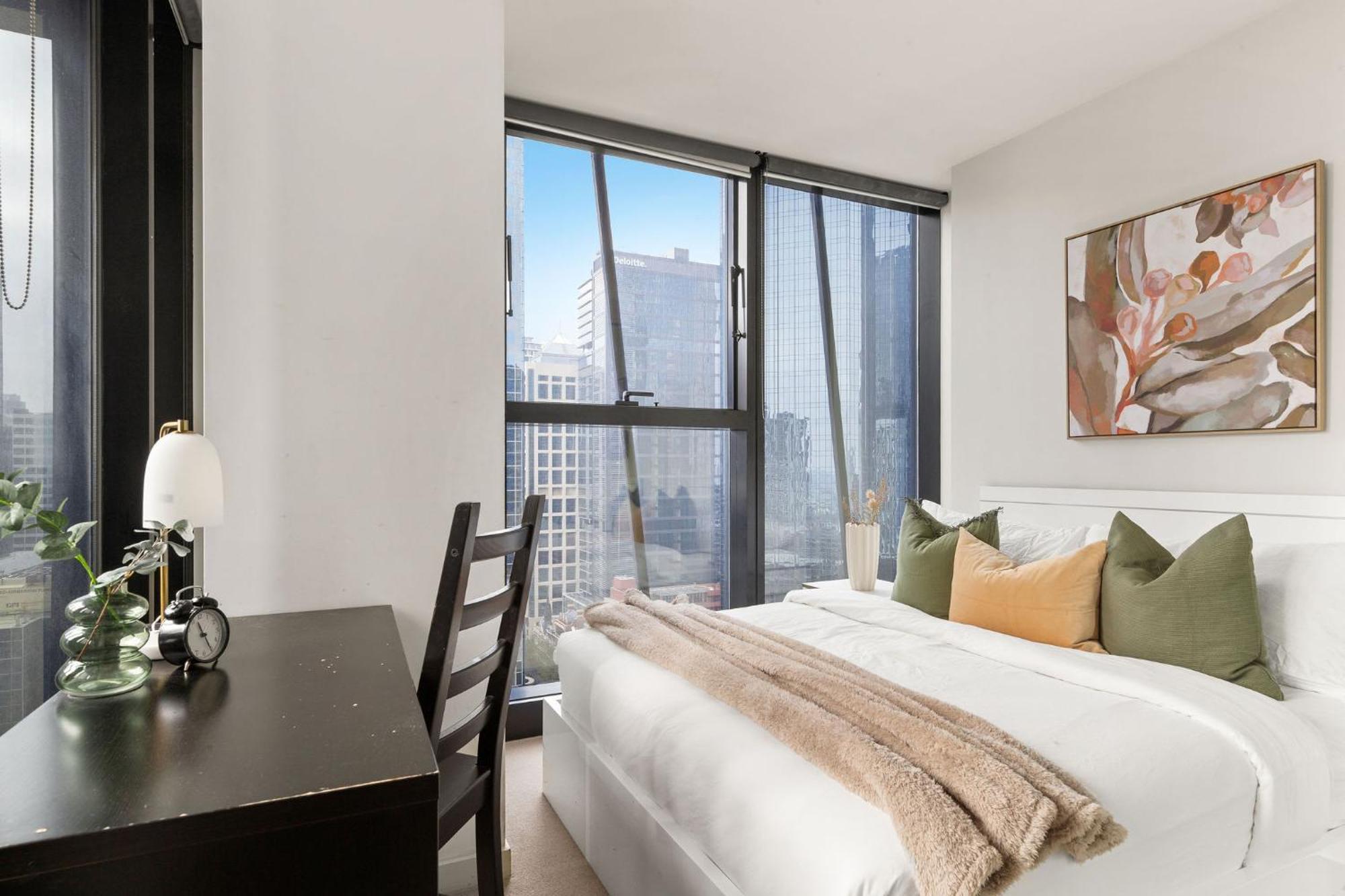 A Chic & Comfy 2br On Collins With Views Apartment