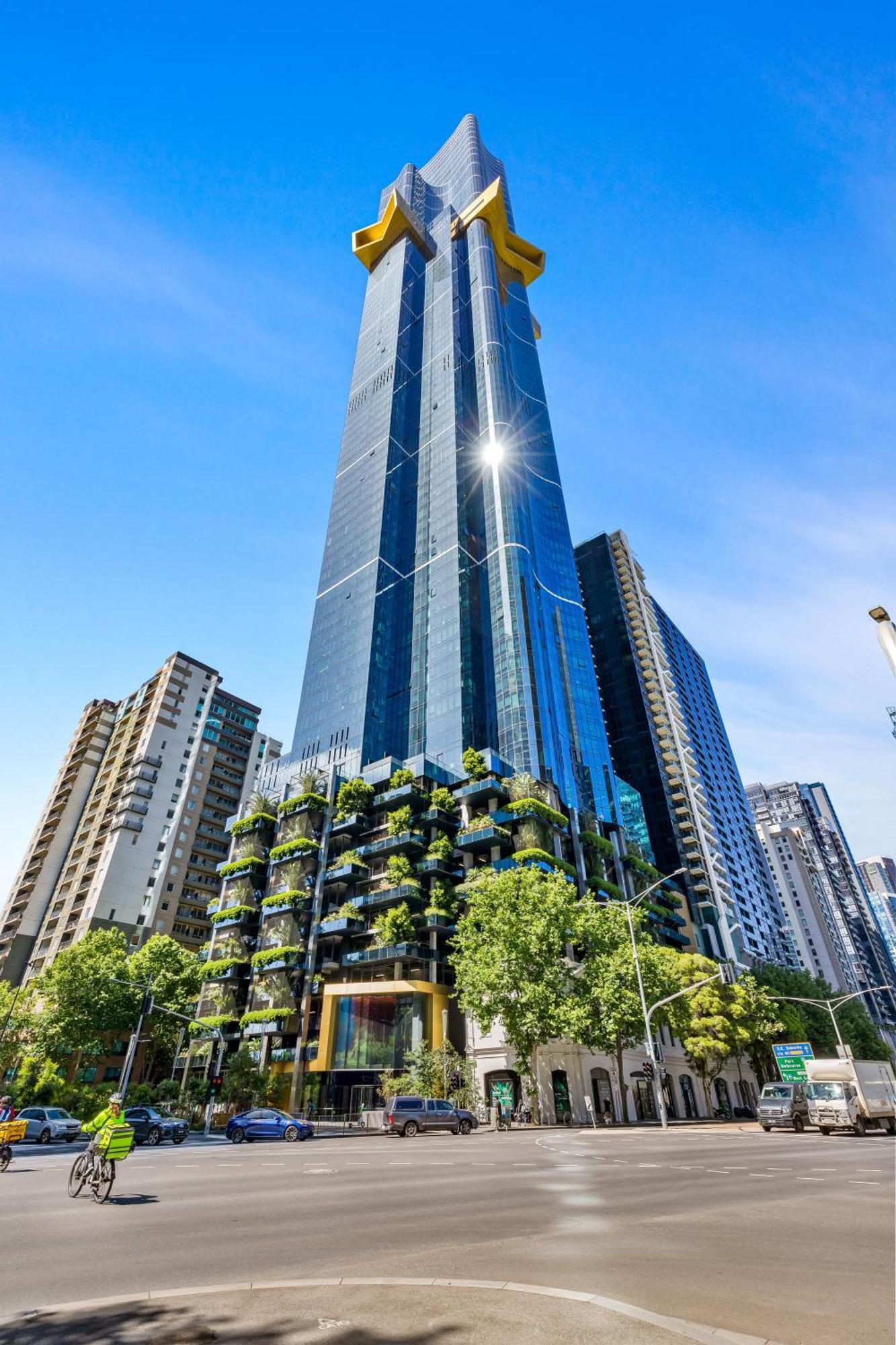 Sophisticated 2-bed With Striking Views *