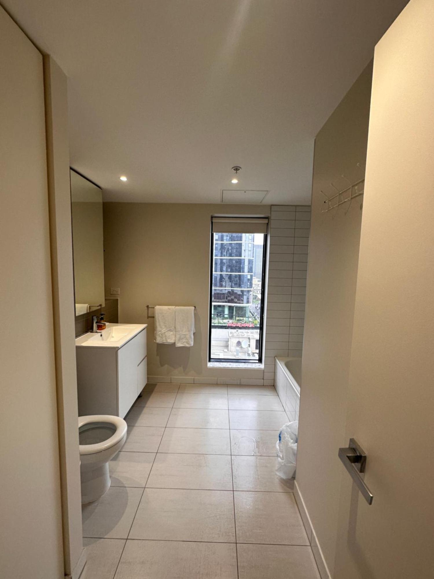 With Great Skyline Views, 1 Bed 1 Sofa-bed, 1 Bath Apartment *