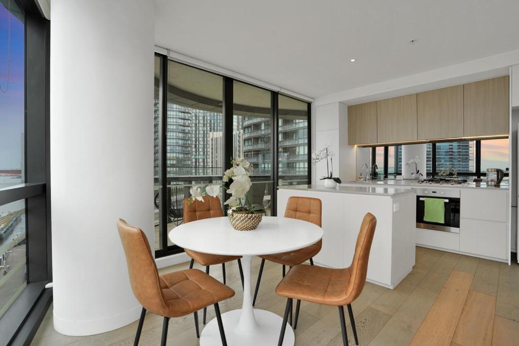 Breathtaking Views Over The Water- Spacious 2b2b1c Apartment