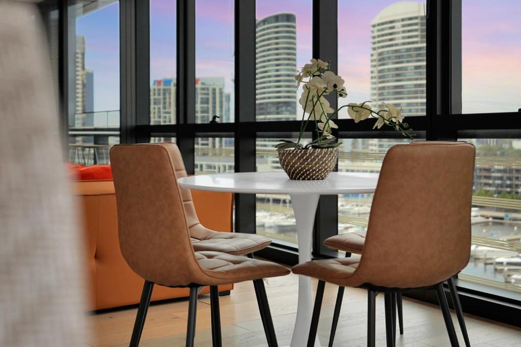 Breathtaking Views Over The Water- Spacious 2b2b1c * Melbourne