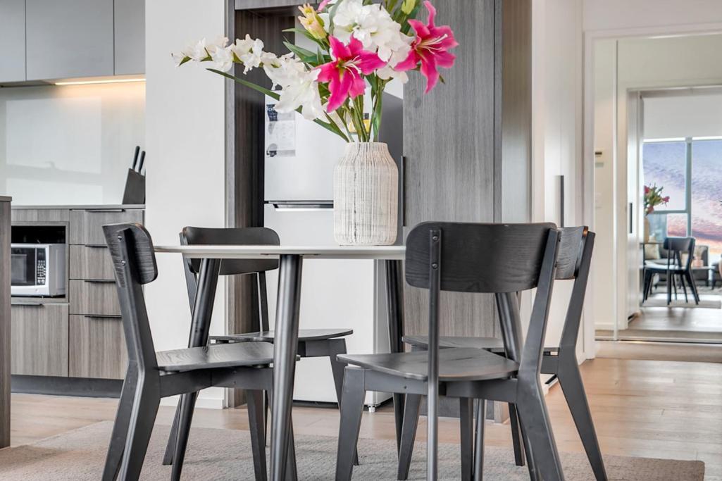 Sub-penthouse Stunning With Water Frontage 3b2b1c Apartamento Melbourne