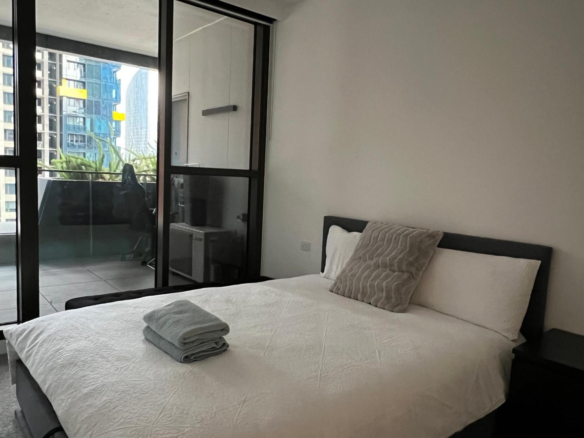 Wsp 2br +balcony/free Parking /heated Pool/sauna/gym Apartment Melbourne