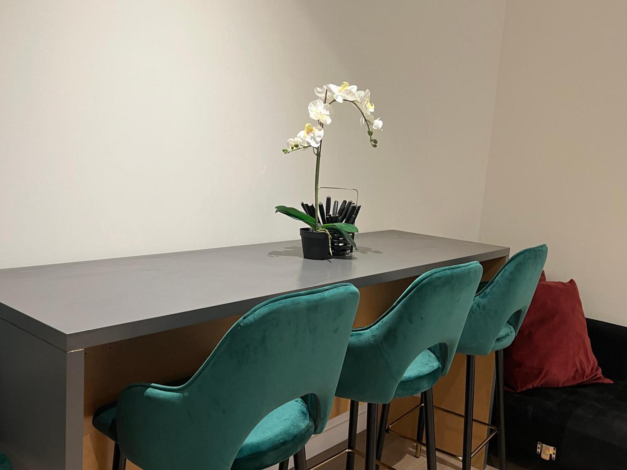 Wsp 2br +balcony/free Parking /heated Pool/sauna/gym *