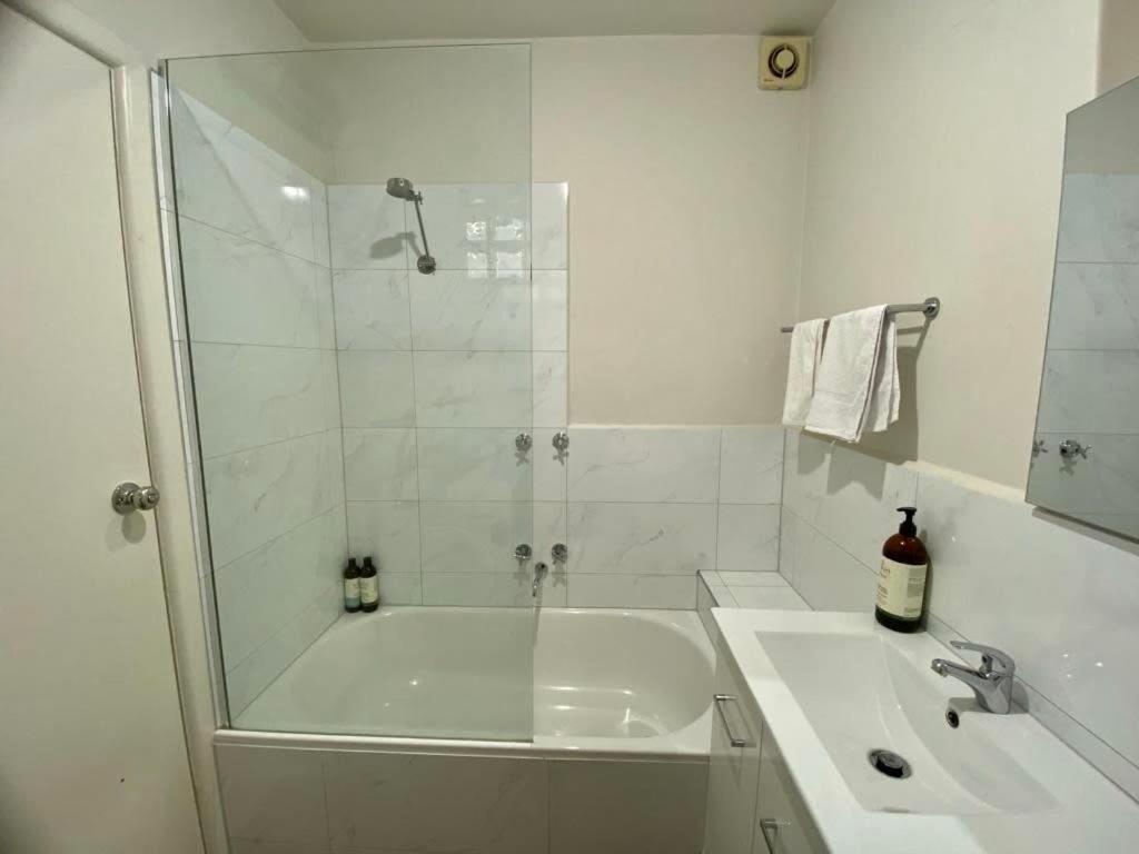 1 Bdrm With Parking, Walk To Apartamento *