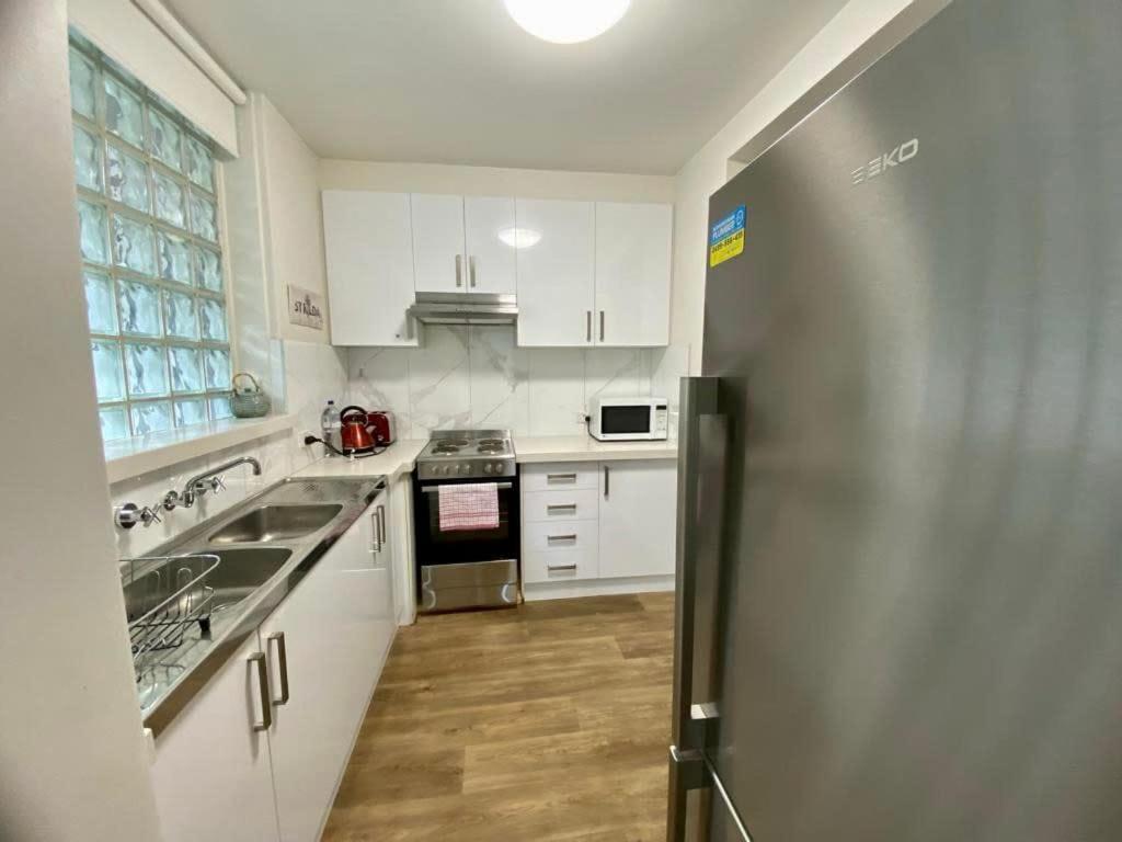 1 Bdrm With Parking, Walk To Apartamento *
