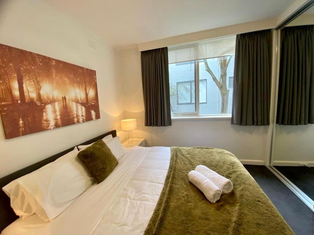 1 Bdrm With Parking, Walk To Apartamento *