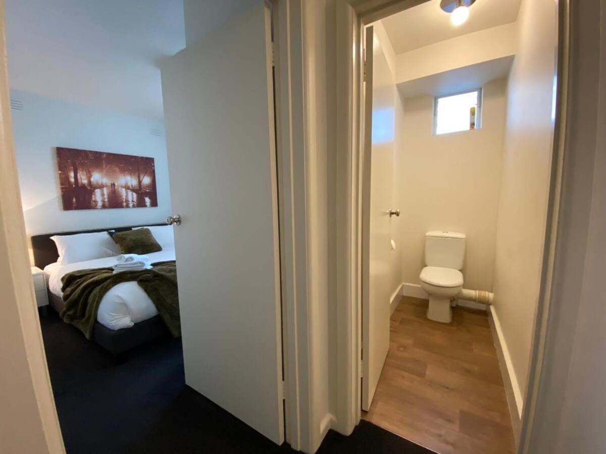 1 Bdrm With Parking, Walk To Apartamento *