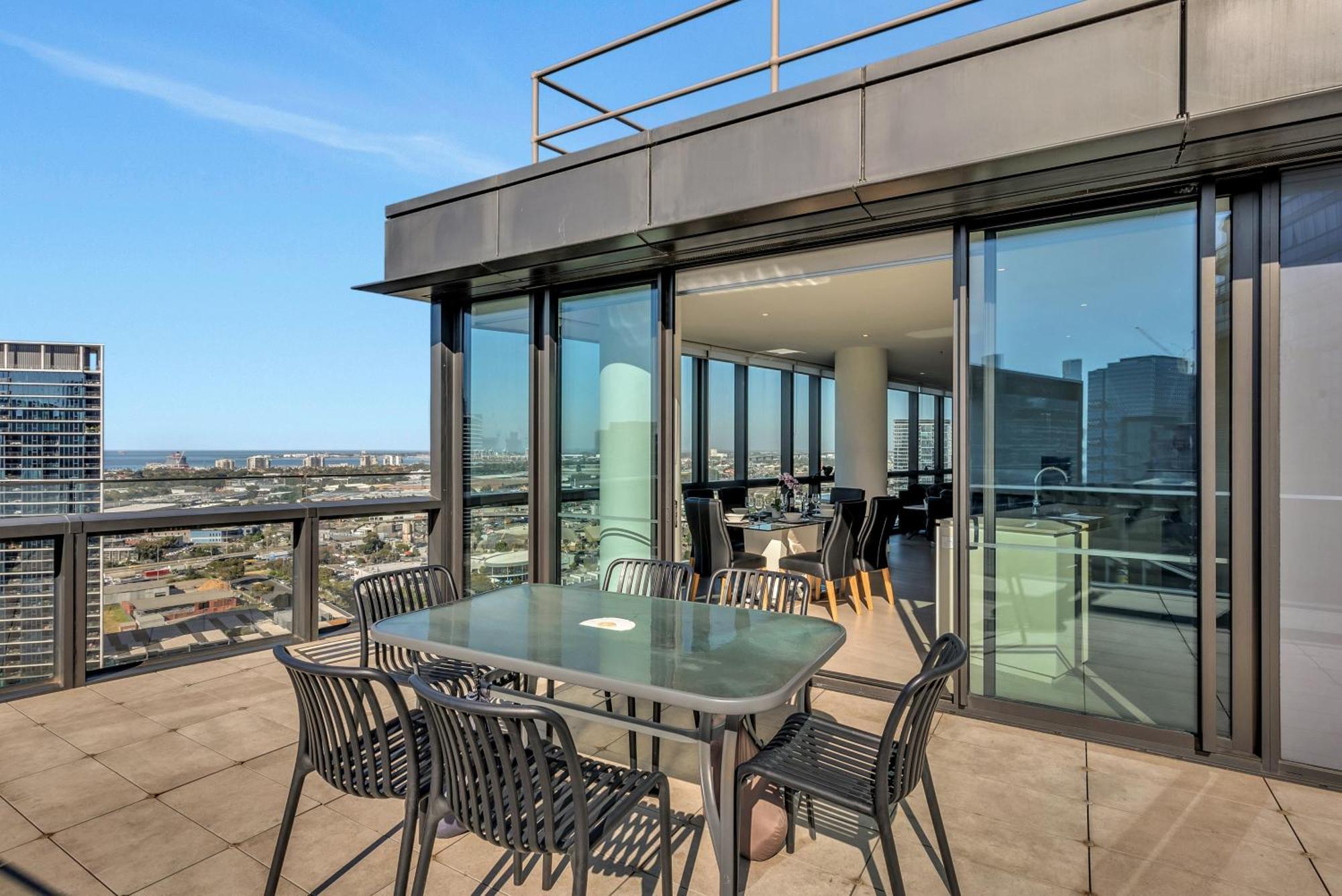 Lifestyle - Views On Collins Apartment *