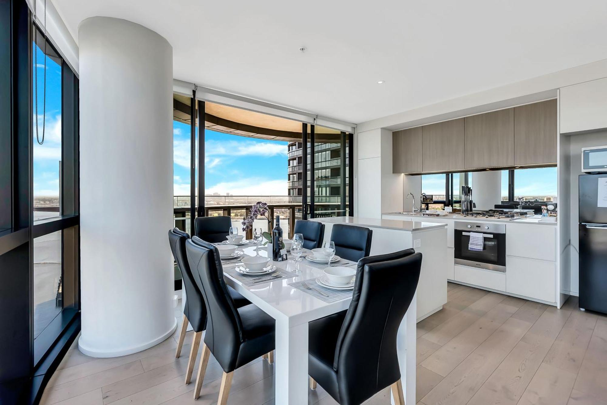 Lifestyle - Views On Collins Apartment *
