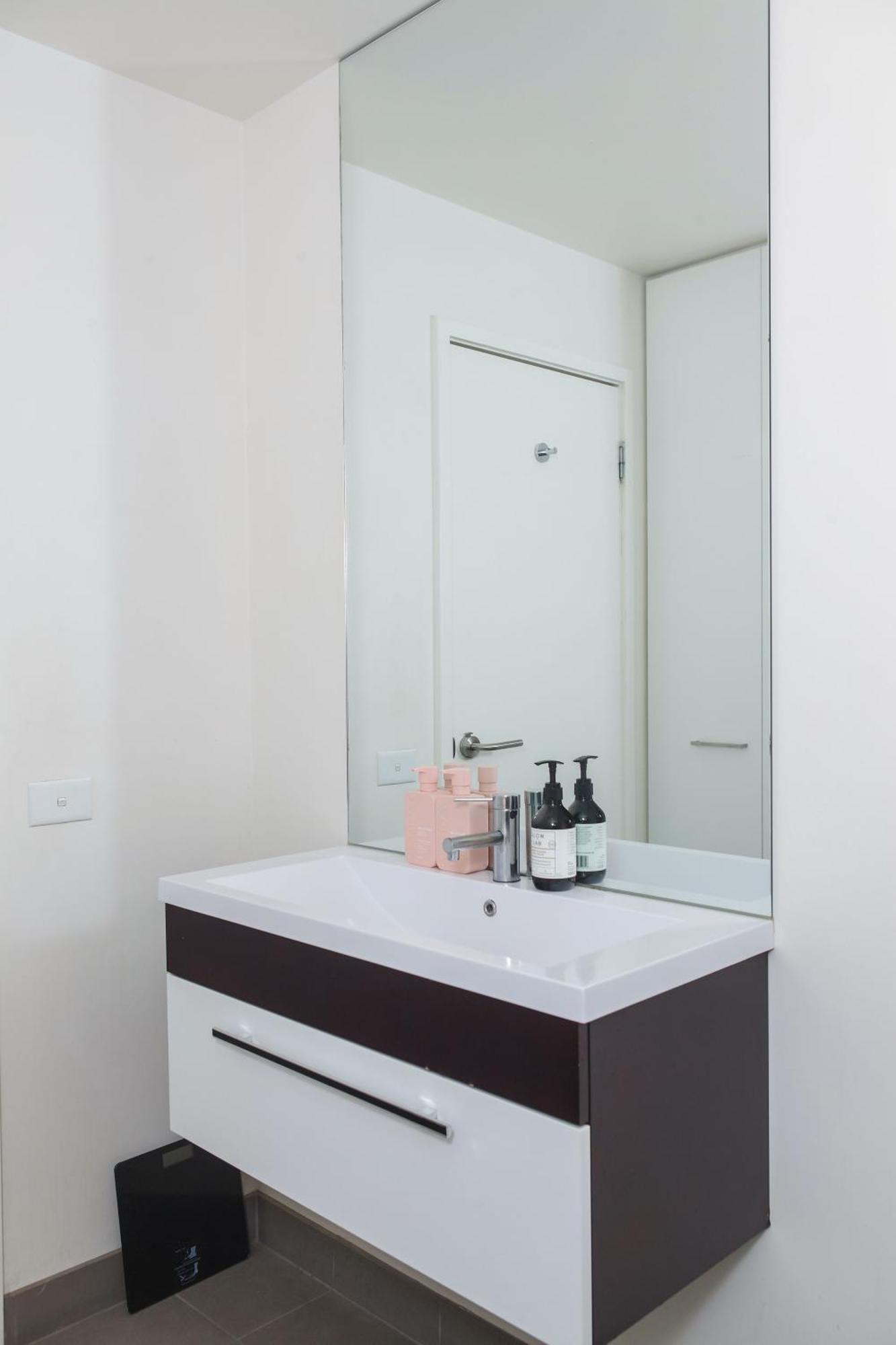 Skyline Allure - Urban Wellness Meets Living Melbourne