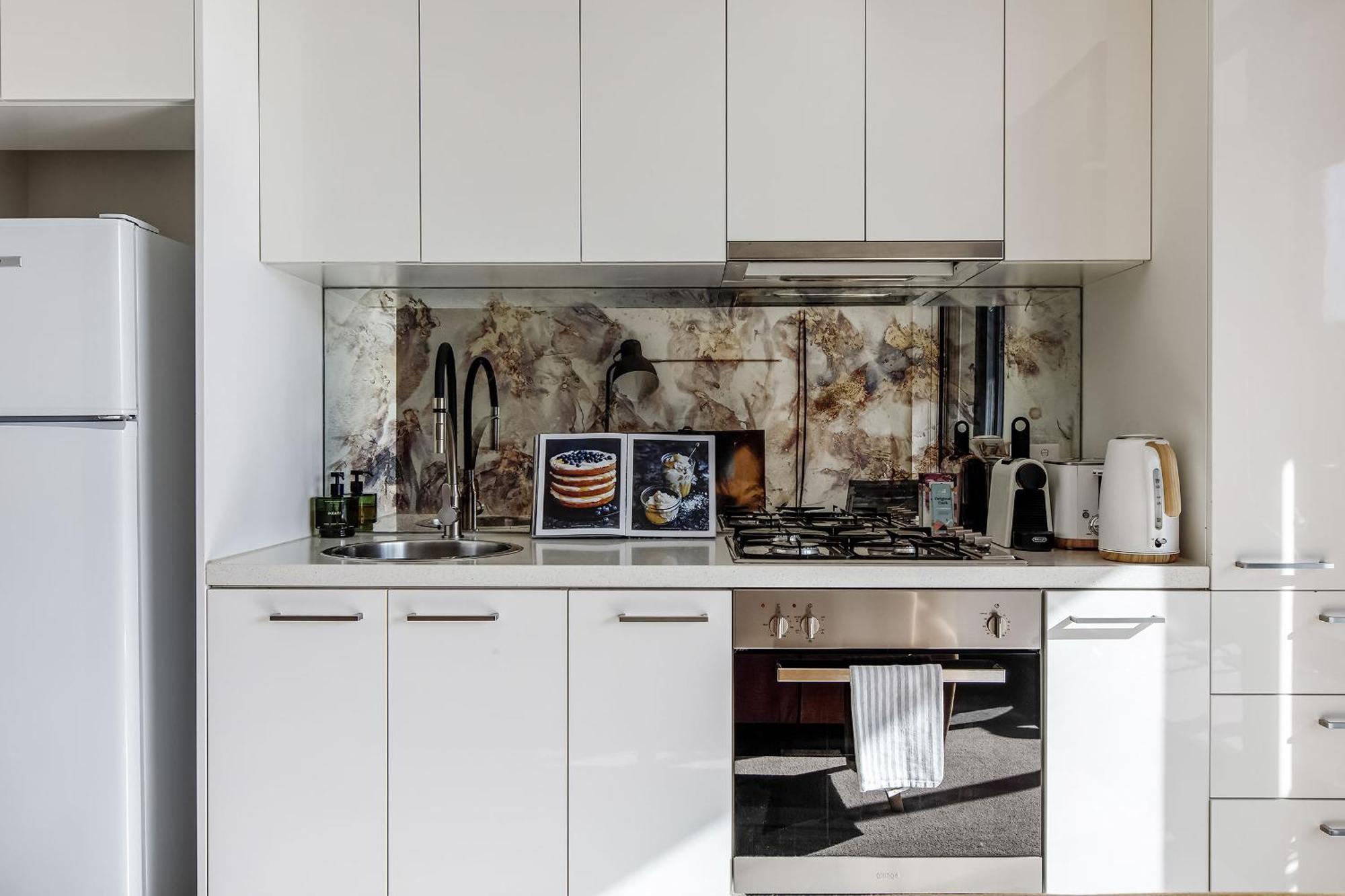 Apartment Skyline Allure - Urban Wellness Meets Living Melbourne