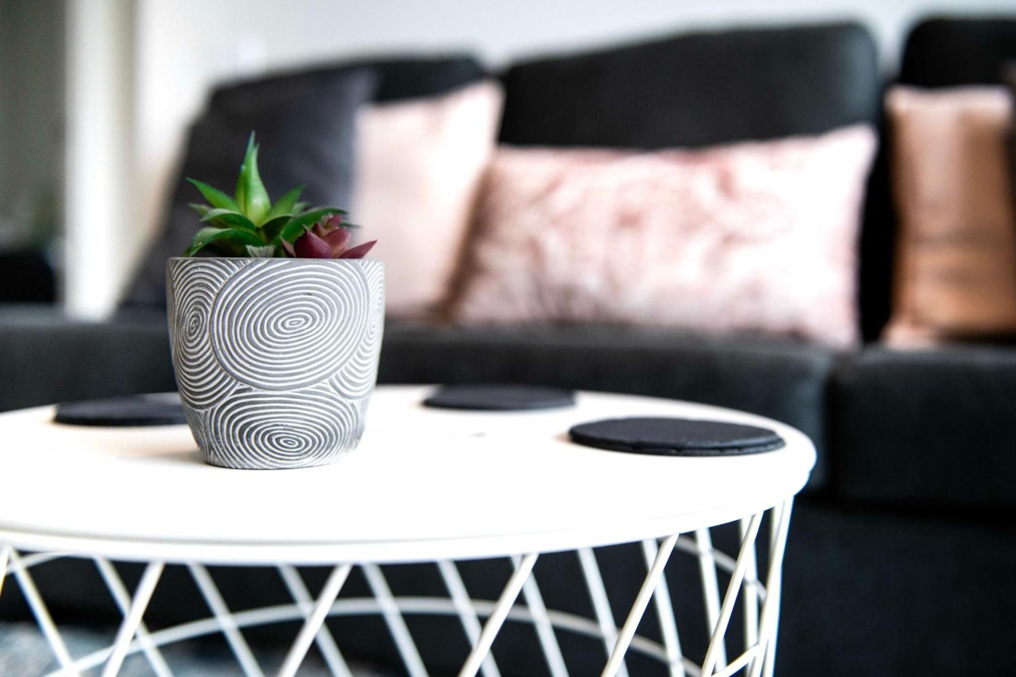 Clarendon St Chic Modern 2-bedroom Escape Apartment
