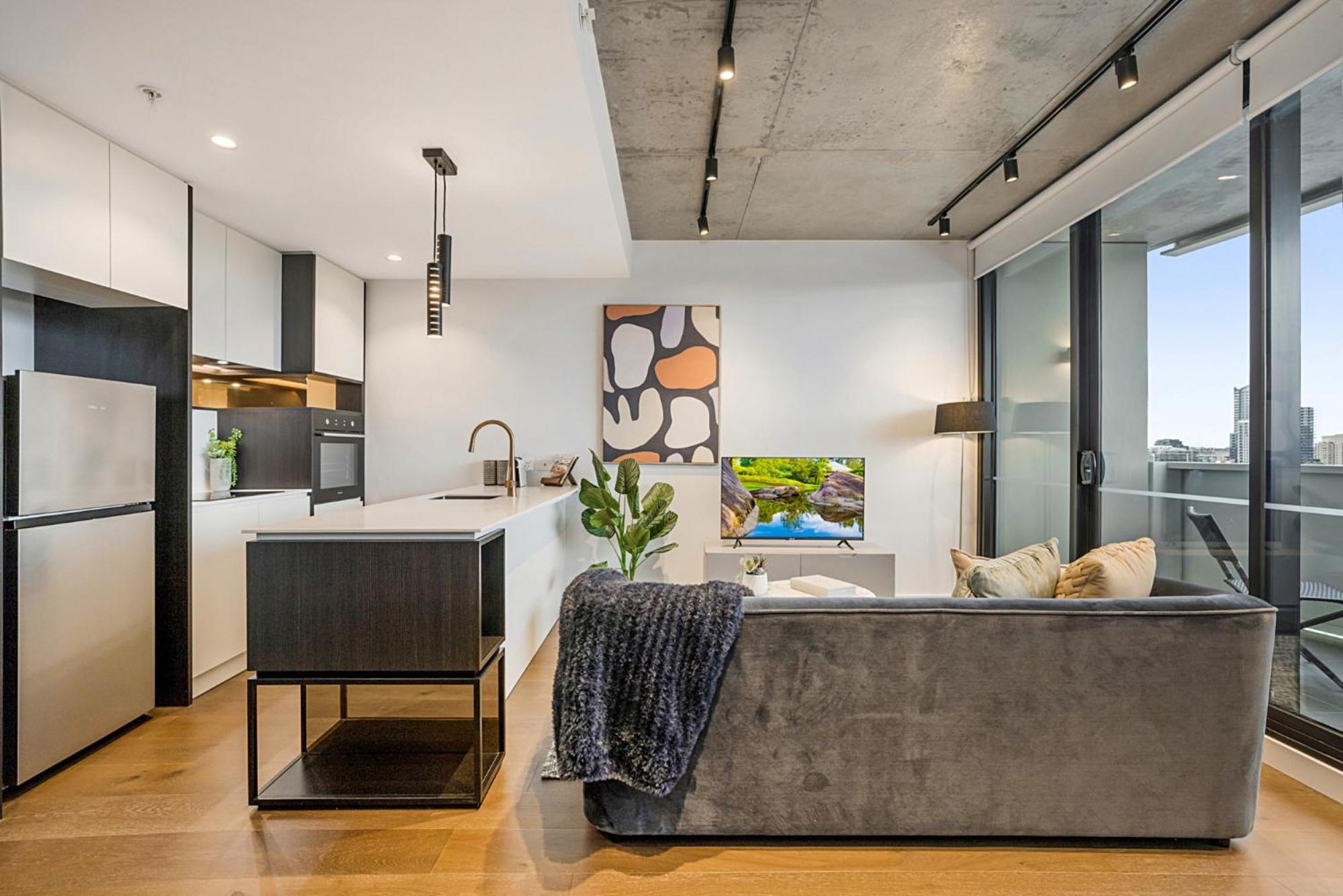 Modern, Executive 1 Bedroom With Balcony Apartment Melbourne