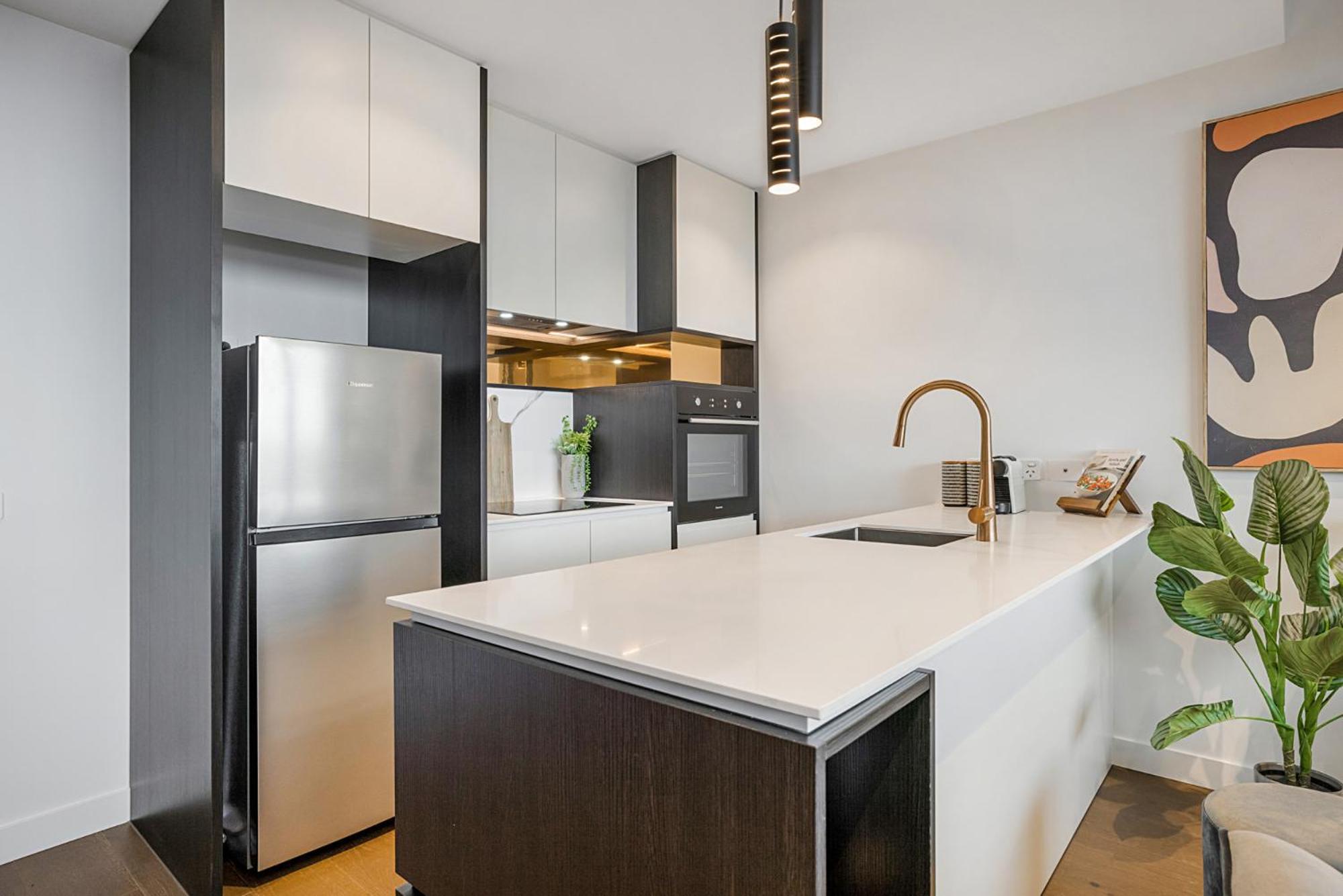 Modern, Executive 1 Bedroom With Balcony * Melbourne