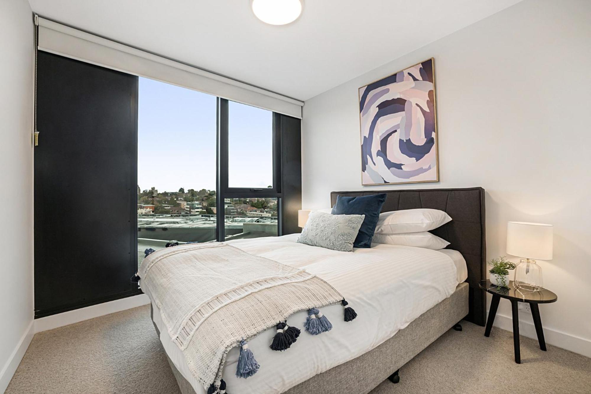 Apartment Modern, Executive 1 Bedroom With Balcony *